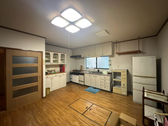 �V�����V���s������V�_��2���ڂ̒��È�ˌ��ẴL�b�`��